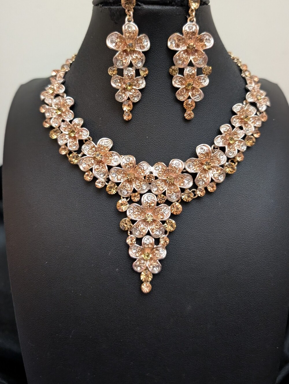 #13. Glass Crystal Necklace With Earrings